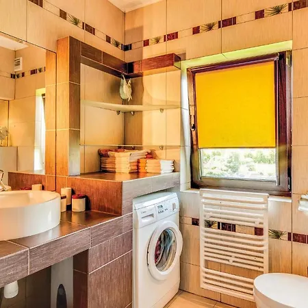 4 Bedroom Lovely In Mscice