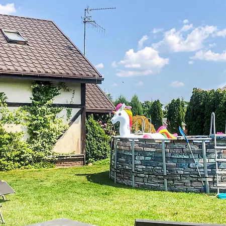 4 Bedroom Cozy In Hébergement de vacances Mścice