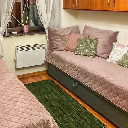 4 Bedroom Cozy In Hébergement de vacances Mścice