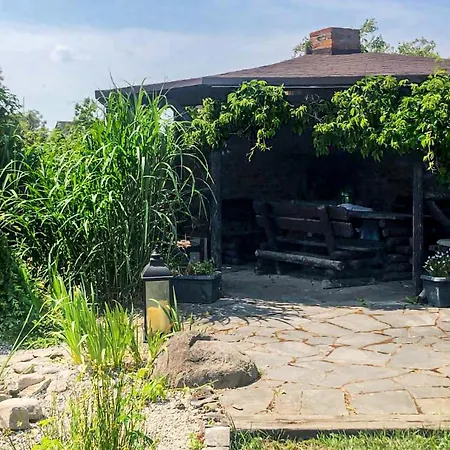 4 Bedroom Cozy In Hébergement de vacances Mścice