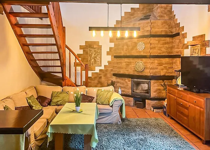 Сasa de vacaciones 4 Bedroom Cozy In Mścice