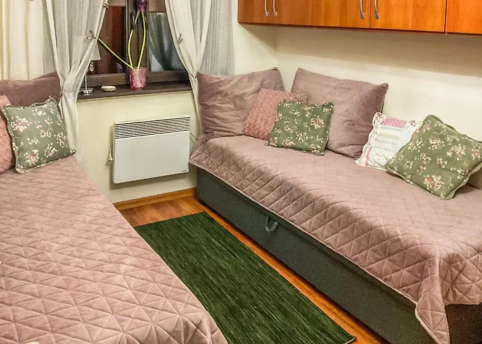 4 Bedroom Cozy In Сasa de vacaciones Mścice