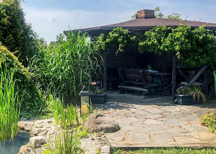 4 Bedroom Cozy In Сasa de vacaciones Mścice