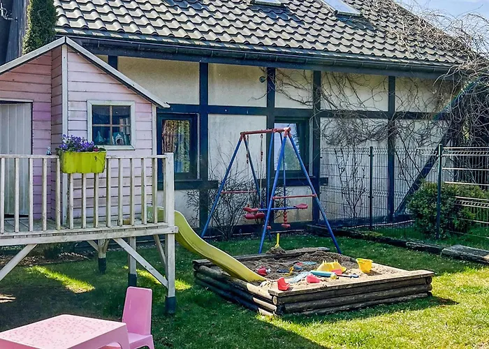 4 Bedroom Cozy In Сasa de vacaciones Mścice
