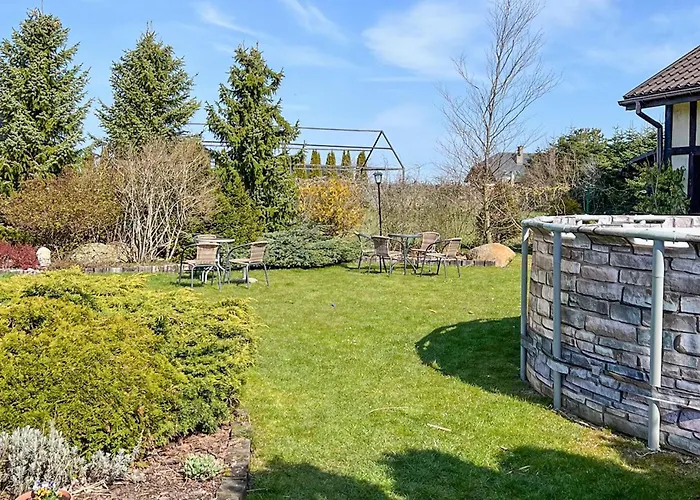 4 Bedroom Cozy In Сasa de vacaciones Mścice